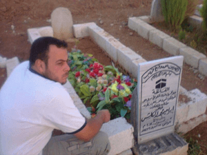 الشهيد أحمد علي المقداد أمام قبر الشهيد إبراهيم الكلش في معربة.jpg