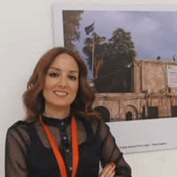 لارا عيزوقي.jpg