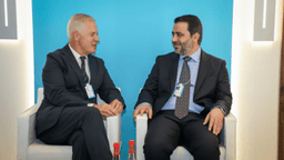 لقاء ثنائي جمع وزير الخارجية السيد أسعد الشيباني والسيد جون دبليو إتش دينتون الأمين العام للغرفة التجارية الدولية 11-2-2025 (2).jpg