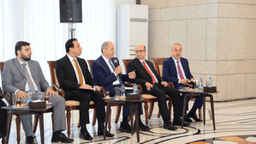 استقبل السيد الرئيس أحمد الشرع وفداً إعلامياً عربياً، يضم مديري مؤسسات إعلامية ورؤساء تحرير صحف عربية ووزراء إعلام سابقين 24-8-2025-4.jpg