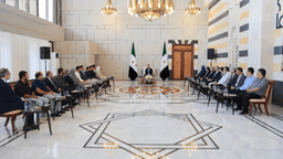 استقبل السيد الرئيس أحمد الشرع اليوم عدداً من الناجين من مجازر الكيماوي 23-8-2025-4.jpg