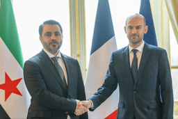 لقاء وزير الخارجية السيد أسعد الشيباني مع نظيره الفرنسي السيد جان نويل بارو في باريس 13-2-2025 (3).jpg