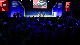 رئاسة الجمهورية العربية السورية- الشرع يجري حوارًا مع الجنرال ديفيد بترايوس 22-9-2025-2.jpg