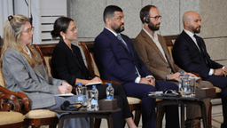 رئاسة الجمهورية العربية السورية- التقى أحمد الشرع باحثين وصحفيين من كُبرى المراكز البحثية والصحف ووكالات الأنباء العالمية 18-9-2025-2.jpg