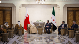 لقاء القائد أحمد الشرع ومعالي وزير الخارجية السيد أسعد الشيباني مع سعادة وزير خارجية المملكة البحرينية الدكتور عبد اللطيف بن راشد الزياني في دمشق 8-1-2025 (3).jpg