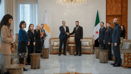 رئيس الجمهورية العربية السورية السيد أحمد الشرع برفقة وزير الخارجية السيد أسعد الشيباني يستقبلان في قصر الشعب بدمشق وفدًا قبرصيًّا رفيع المستوى برئاسة السيد كونستاندينوس كومبوس وزير خارجية قبرص 20-2-2025 (3).jpg