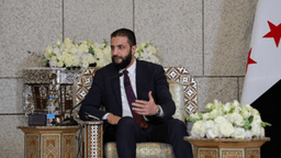 رئاسة الجمهورية العربية السورية- التقى أحمد الشرع باحثين وصحفيين من كُبرى المراكز البحثية والصحف ووكالات الأنباء العالمية 18-9-2025-6.jpg