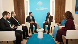 اجتماع جانبي لوزير الخارجية السيد أسعد الشيباني مع السيد أوسمان ديون نائب رئيس البنك الدولي لمنطقة الشرق الأوسط وشمال أفريقيا 11-2-2025 (1).jpg
