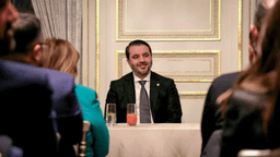 لقاء وزير الخارجية أسعد الشيباني بالجالية السورية في فرنسا 13-2-2025 (3).jpg