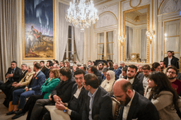 لقاء وزير الخارجية أسعد الشيباني بالجالية السورية في فرنسا 13-2-2025 (2).jpg