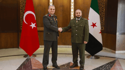 وزير الدفاع اللواء مرهف أبو قصرة ورئيس هيئة الأركان اللواء علي النعسان يستقبلون وفدا عسكريا من وزارة الدفاع التركية 30-1-2025 (1).jpg