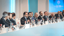 وزير الخارجية والمغتربين السيد أسعد الشيباني يلتقي بالجالية السورية ورجال الأعمال السوريين على هامش القمة العالمية للحكومات 11-2-2025 (5).jpg