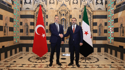 استقبل رئيس الجمهورية العربية السورية السيد أحمد الشرع بحضور وزير الخارجية والمغتربين السيد أسعد الشيباني وزير الخارجية التركي السيد هاكان فيدان والوفد المرافق له7-8-2025-1.jpg