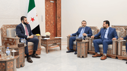 رئيس الجمهورية العربية السورية السيد أحمد الشرع يتسلّم النسخة النهائية من النظام الانتخابي المؤقت لمجلس الشعب1.jpg