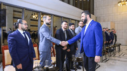 التقى رئيس الجمهورية العربية السورية السيد أحمد الشرع، مجموعة من فريق تصميم الهوية البصرية الجديدة 9-7-2025-1.jpg