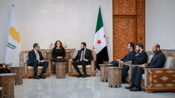 رئيس الجمهورية العربية السورية السيد أحمد الشرع برفقة وزير الخارجية السيد أسعد الشيباني يستقبلان في قصر الشعب بدمشق وفدًا قبرصيًّا رفيع المستوى برئاسة السيد كونستاندينوس كومبوس وزير خارجية قبرص 20-2-2025 (4).jpg