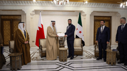 لقاء القائد أحمد الشرع ومعالي وزير الخارجية السيد أسعد الشيباني مع سعادة وزير خارجية المملكة البحرينية الدكتور عبد اللطيف بن راشد الزياني في دمشق 8-1-2025 (2).jpg