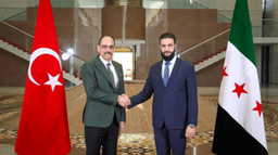 القائد أحمد الشرع ووزير الخارجية السيد أسعد الشيباني، ورئيس الاستخبارات العامة السيد أنس خطاب يلتقون وفدًا تركيًا برئاسة السيد إبراهيم كالن رئيس الاستخبارات العامة 26-1-2025 (2).jpg