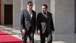 رئيس الجمهورية العربية السورية السيد أحمد الشرع برفقة وزير الخارجية السيد أسعد الشيباني يستقبلان في قصر الشعب بدمشق وفدًا قبرصيًّا رفيع المستوى برئاسة السيد كونستاندينوس كومبوس وزير خارجية قبرص 20-2-2025 (1).jpg