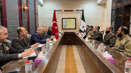 وزير الدفاع اللواء مرهف أبو قصرة ورئيس هيئة الأركان اللواء علي النعسان يستقبلون وفدا عسكريا من وزارة الدفاع التركية 30-1-2025 (3).jpg