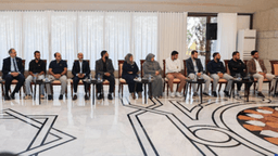 استقبل السيد الرئيس أحمد الشرع اليوم عدداً من الناجين من مجازر الكيماوي 23-8-2025-2.jpg