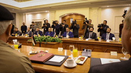 لقاء معالي وزير الخارجية السيد أسعد الشيباني ومعالي وزير الدفاع اللواء مرهف أبو قصرة ورئيس الاستخبارات العامة السيد أنس خطاب مع معالي وزير الخارجية الأردني السيد أيمن الصفدي 7-1-2025 (1).jpg