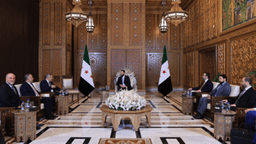 استقبل رئيس الجمهورية العربية السورية السيد أحمد الشرع بحضور وزير الخارجية والمغتربين السيد أسعد الشيباني وزير الخارجية التركي السيد هاكان فيدان والوفد المرافق له7-8-2025-4.jpg