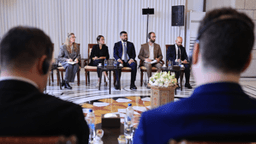 رئاسة الجمهورية العربية السورية- التقى أحمد الشرع باحثين وصحفيين من كُبرى المراكز البحثية والصحف ووكالات الأنباء العالمية 18-9-2025-3.jpg