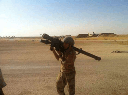 احد مقاتلي داعش داخل مطار الطبقة 25-8-2014.jpg