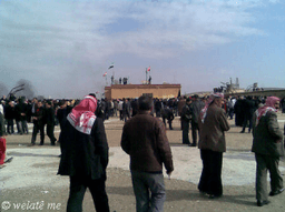 علم الثورة والعلم الكردي على مبنى شبيبة البعث في كوباني 15 2 2012.jpg