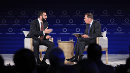 رئاسة الجمهورية العربية السورية- الشرع يجري حوارًا مع الجنرال ديفيد بترايوس 22-9-2025-1.jpg