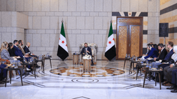 رئاسة الجمهورية العربية السورية- التقى أحمد الشرع باحثين وصحفيين من كُبرى المراكز البحثية والصحف ووكالات الأنباء العالمية 18-9-2025-5.jpg