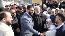 رئيس الجمهورية العربية السورية السيد أحمد الشرع يلتقي بالأهالي خلال زيارته مدينة إدلب 15-2-2025.jpg