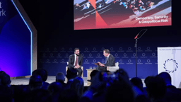 رئاسة الجمهورية العربية السورية- الشرع يجري حوارًا مع الجنرال ديفيد بترايوس 22-9-2025.jpg