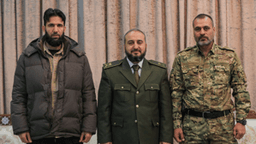 وزارة الدفاع السورية تبدأ بعقد جلسات تنظيمية مع القيادات العسكرية للبدء بعملية انخراط الفصائل في وزارة الدفاع 4-1-2025 (11).jpg